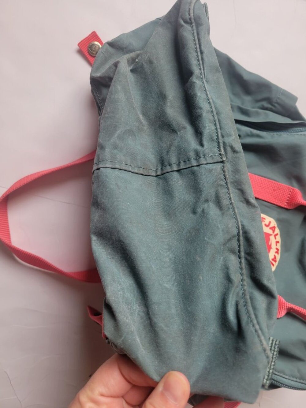 Fjällräven Kånken backpack Green with Pink straps a durable Vinylon F fabric - Picture 7 of 9